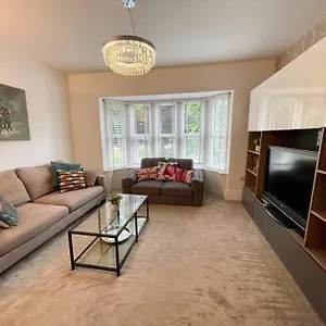 Apartment Modern 2 Bed Flat W Parking, Dog Friendly,
